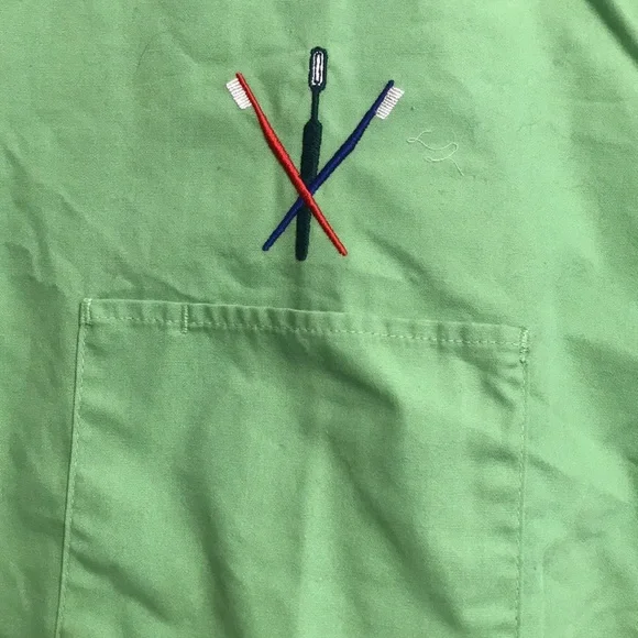 Dickies Large dental scrubs top.  Green V neck with tooth brush embroidery - Picture 5 of 10